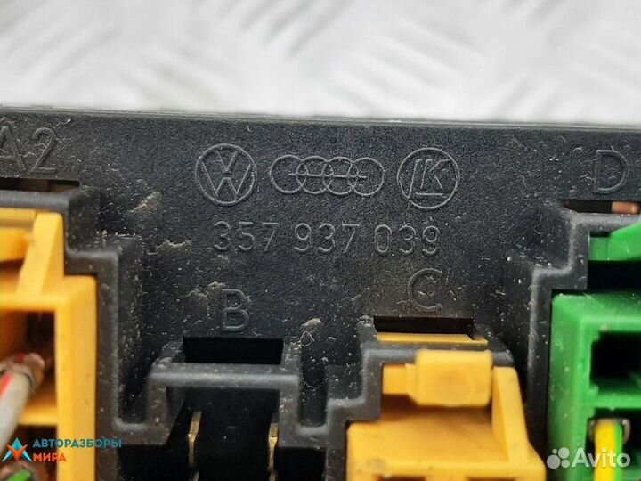 Блок предохранителей Volkswagen Polo 3 1995