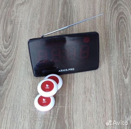 Кнопка вызова официанта и табло отображения вызова