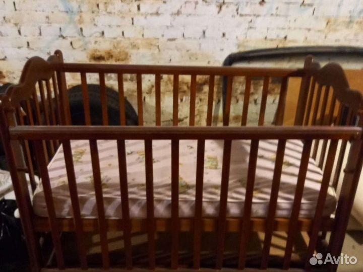 Детская кроватка с маятником