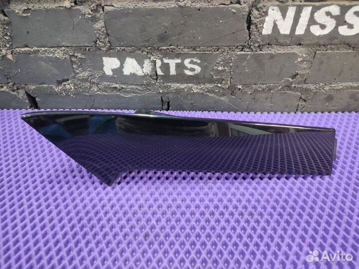 Накладка на стоп-сигнал задняя правая Nissan