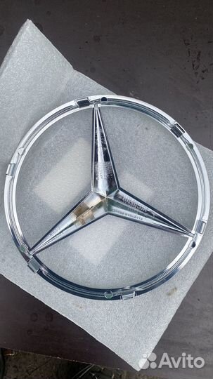 Эмблема решетки радиатора