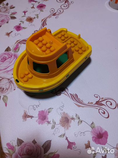 Пластиковый катер и справочник по судовождению