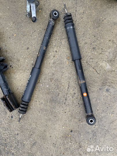 Задние амортизаторы Ниссан Альмера g15