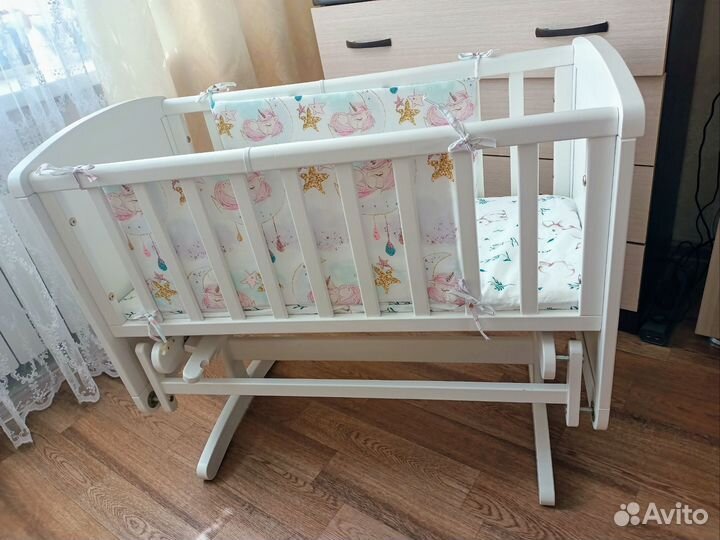 Детская кроватка колыбель с маятником