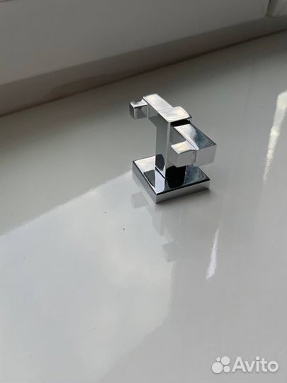 Двойной крючок для одежды и полотенец