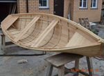 Деревянная весельная лодка
