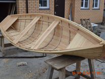Деревянная весельная лодка
