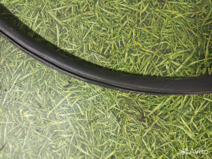 Уплотнительная резинка боковой двери задняя правая