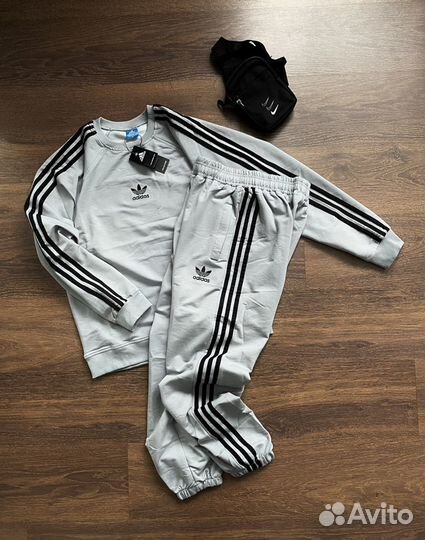 Спортивный костюм adidas