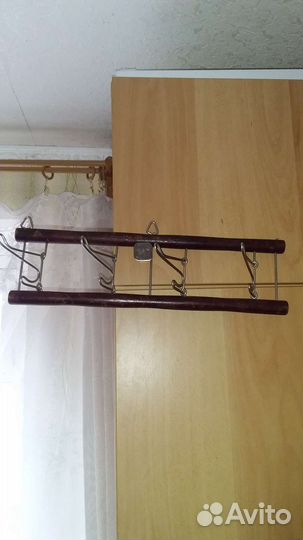 Вешалка для одежды, крепится на стену или дверь