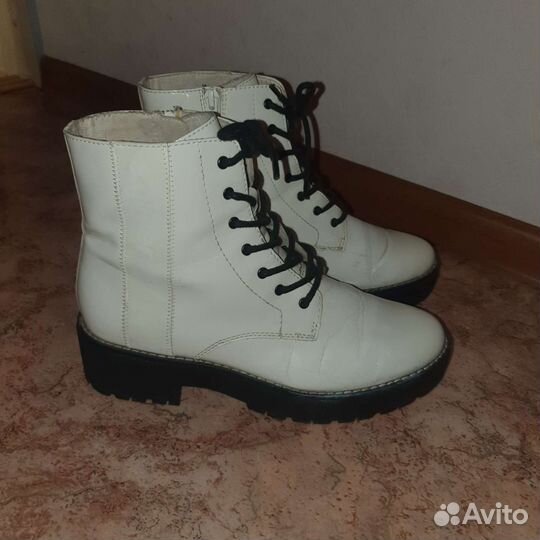 Белые ботинки