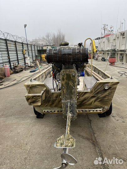 Лодка болотоход с мотором 35 сил
