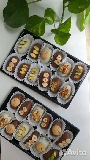 Клубника в шоколаде, банан, финики,букеты