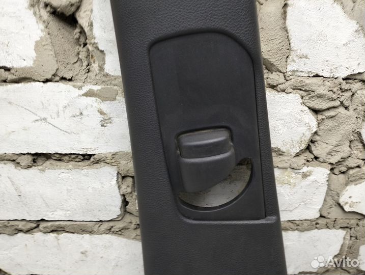 Обшивка стойки средней Grand Cherokee WK2