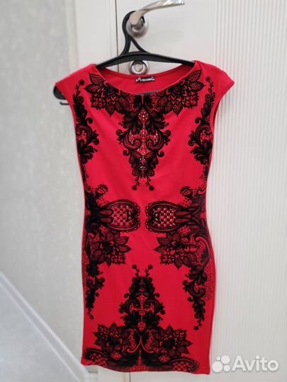Платье красное