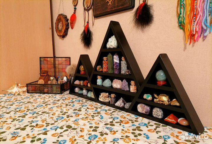 Полка треугольная для коллекции