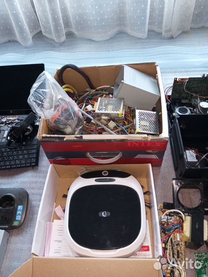 Ноутбуки и радиодетали в ассортименте