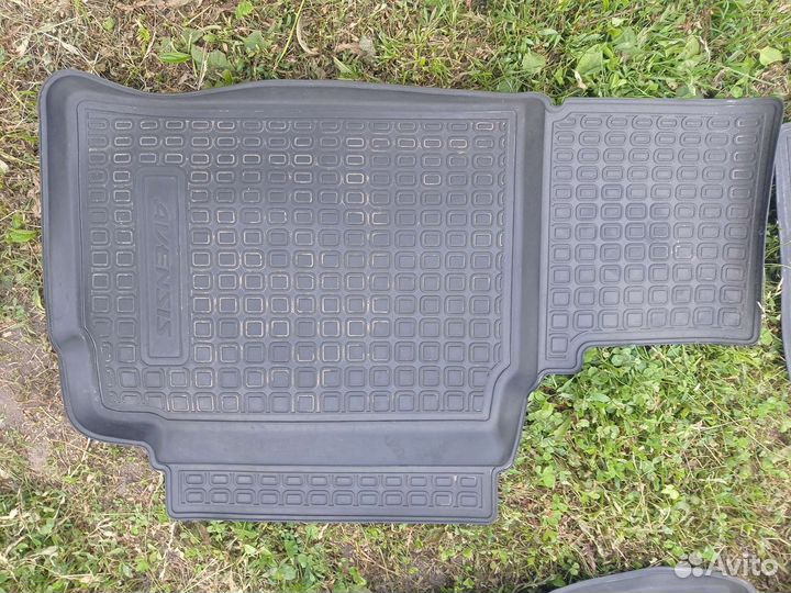 Комплект резиновых ковриков для Toyota Avensis 3