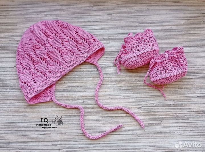 Вязаный чепчик и пинетки для новорожденной