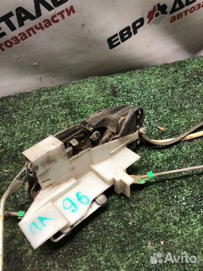 Замок боковой двери передний левый Toyota Carina