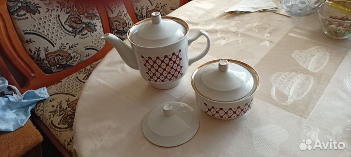 Чайник заварочный и сахарница
