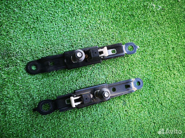 Фиксатор ремня безопасности на Toyota Corolla E150