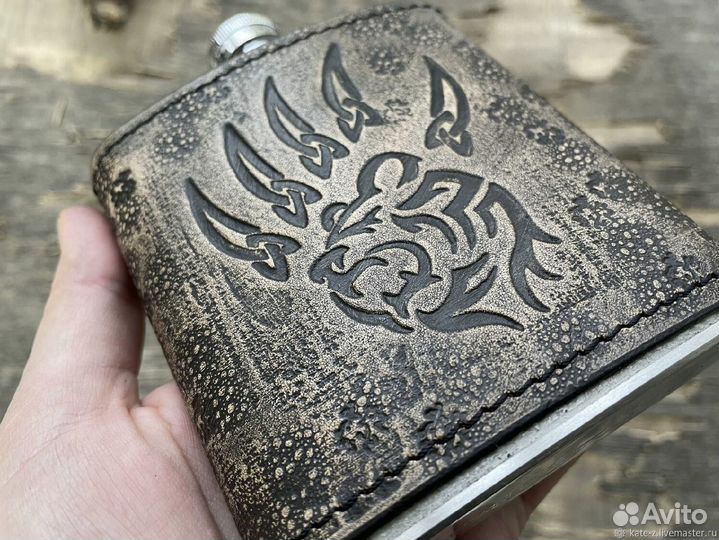 Фляга След Медведя с тиснением мужская из кожи