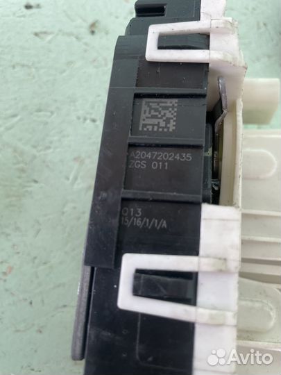 Замок двери передней правой Mercedes W204