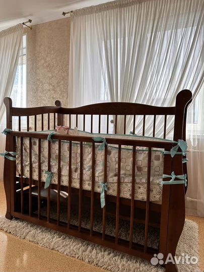 Детская кроватка с маятником и матрасом