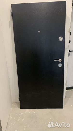Дверь входная металлическая от застройщика