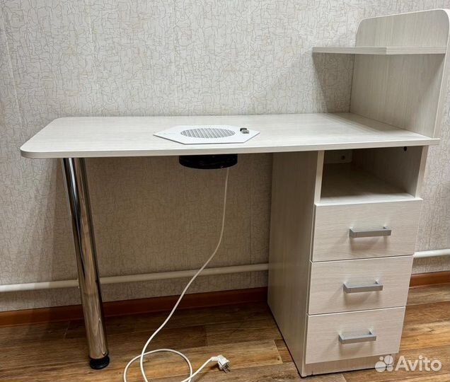 Стол для маникюра с вытяжкой б/у