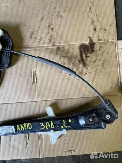 Skoda Rapid стеклоподъемник задний левый
