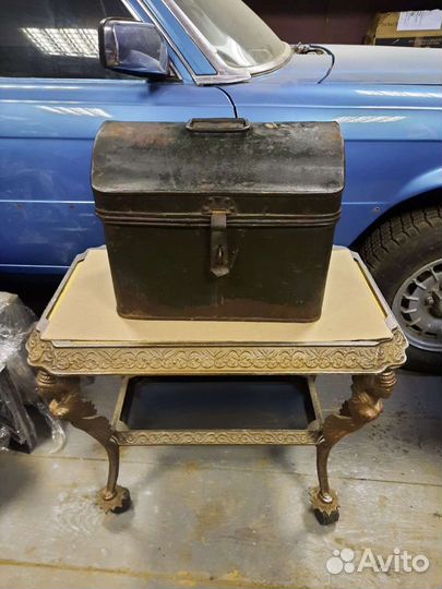 Старинный металлический сундучок