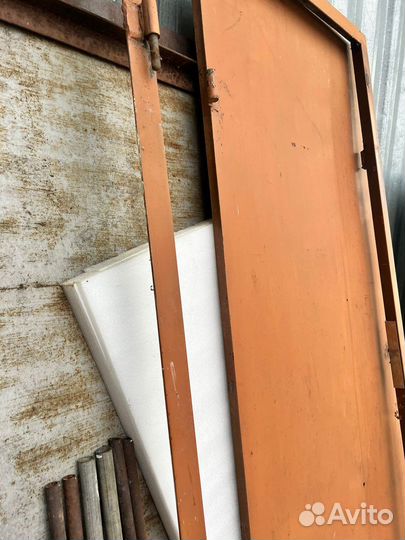 Железная дверь с замком в рамке