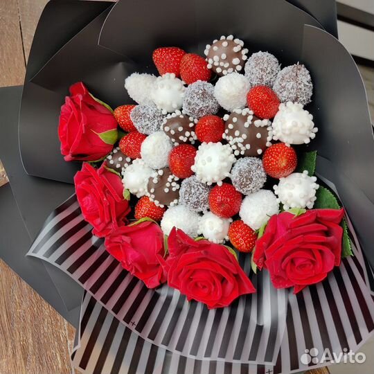 Съедобные букеты из клубники и сладостей