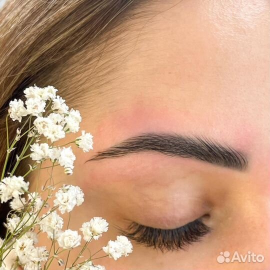 Модель на брови