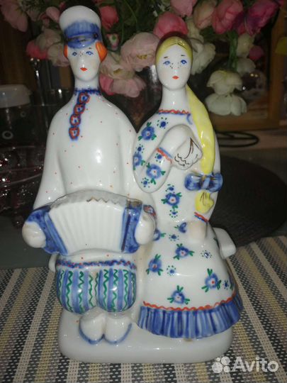 Фарфоровая статуэтка