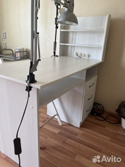 Маникюрный стол