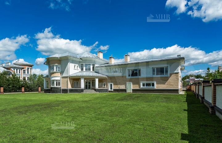 Дом 1008 м² на участке 35 сот.