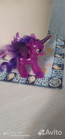 Пони. Светится