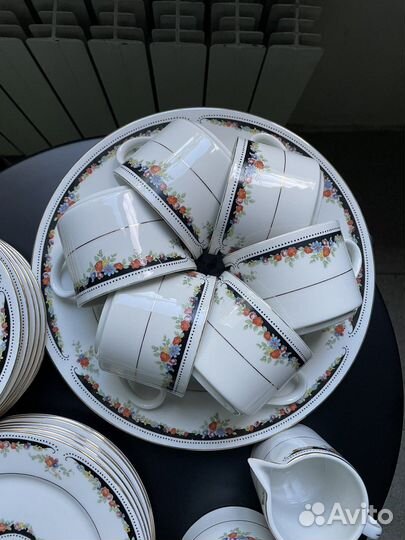 Предметы чайного сервиза с цветочным узором