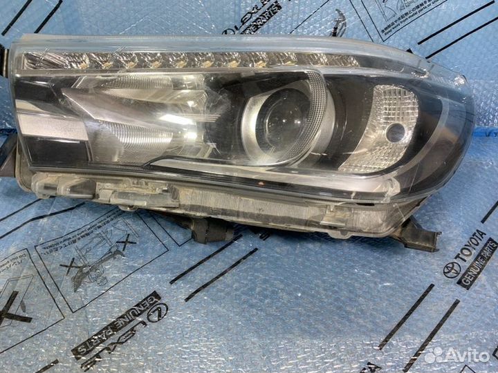 Фара левая Toyota Hilux 8 2015