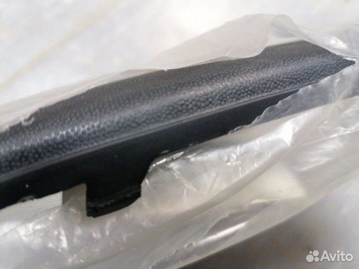 Молдинг накладка бампера передний правый Passat B5