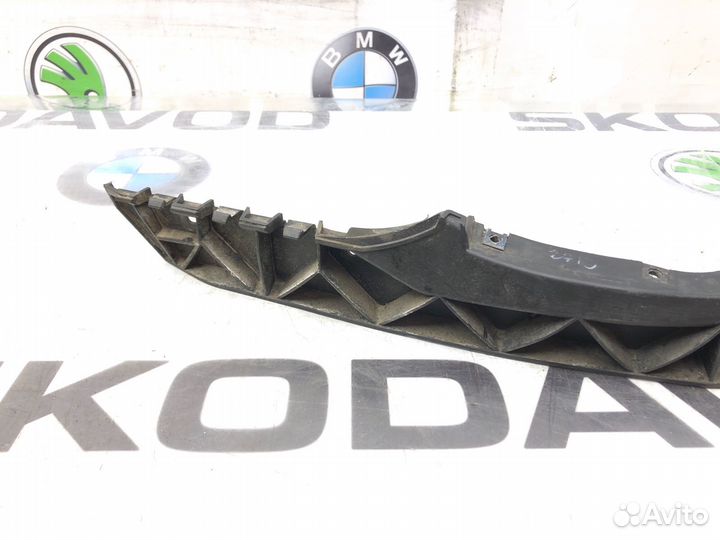 Направляющая бампера передняя правая Skoda Octavia