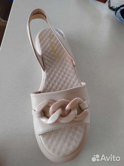 Босоножки новые