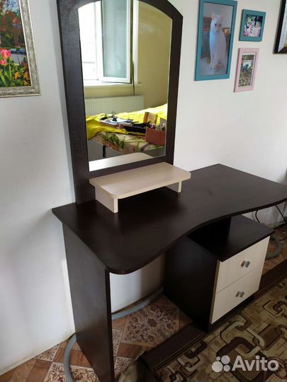 Туалетный столик с зеркалом