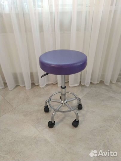 Стул для мастера маникюра на колесиках