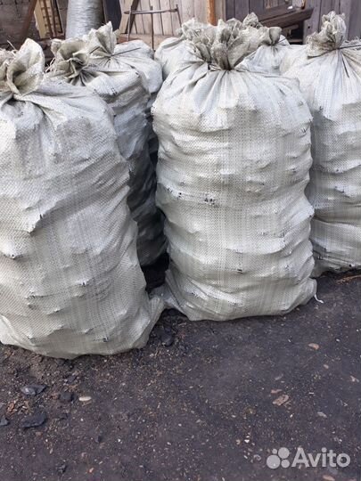 Уголь просеянный в мешках