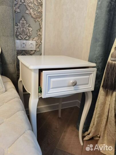 Тумбочка прикроватная