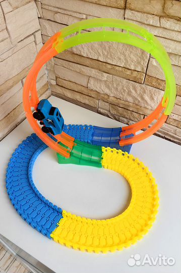 Гоночный трек. Машинка на батарейках